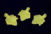 Pandantiv din acril, frosted, frunza, 18x13 mm, galbene